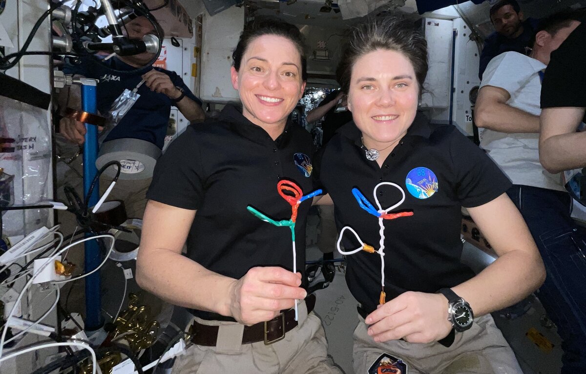    Космонавт NASA Николь Манн и космонавт Роскосмоса Анна Кикина  Дмитрий Петелин/ Роскосмос/ ТАСС, МКС