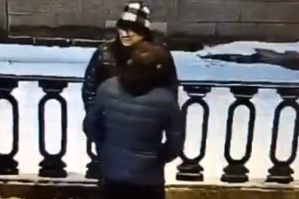     Воришка заболтал случайного прохожего и вытащил телефон из его кармана. Фото: ГУ МВД по СПб и ЛО