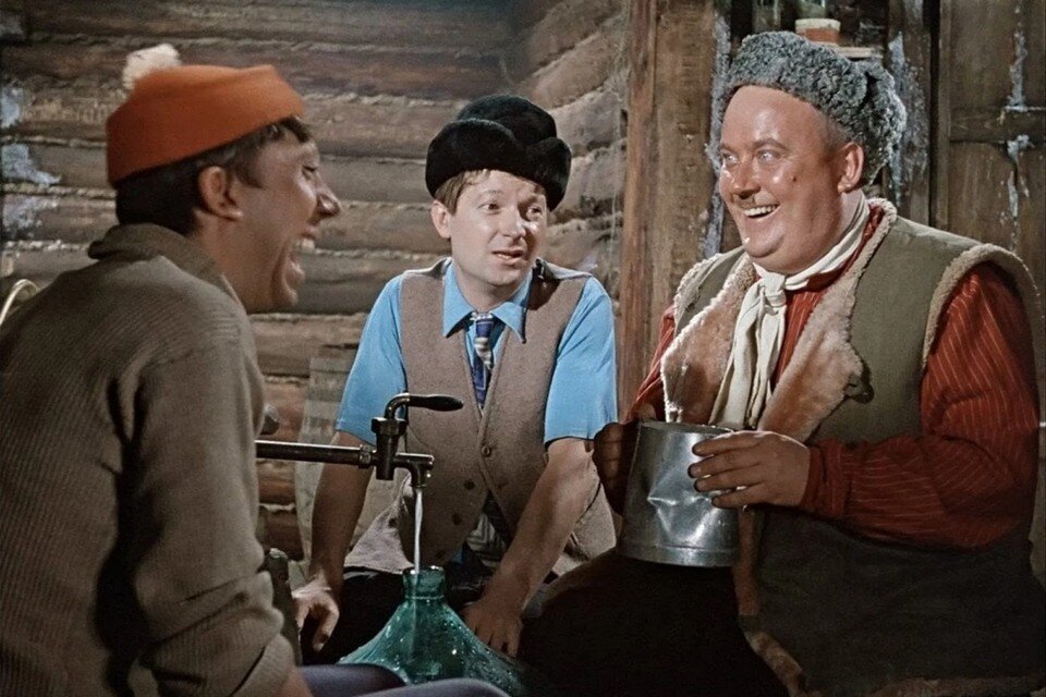     В фильме "Самогонщики" в юмористической форме было показано, к чему приводит изготовление "самопального" алкоголя. Кадр из фильма