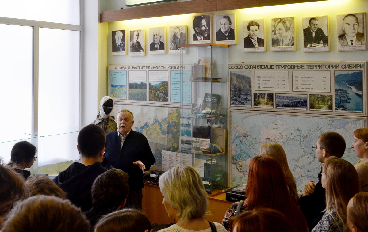 Экскурсию ведет руководитель музея, к.б.н. В.М. Доронькин