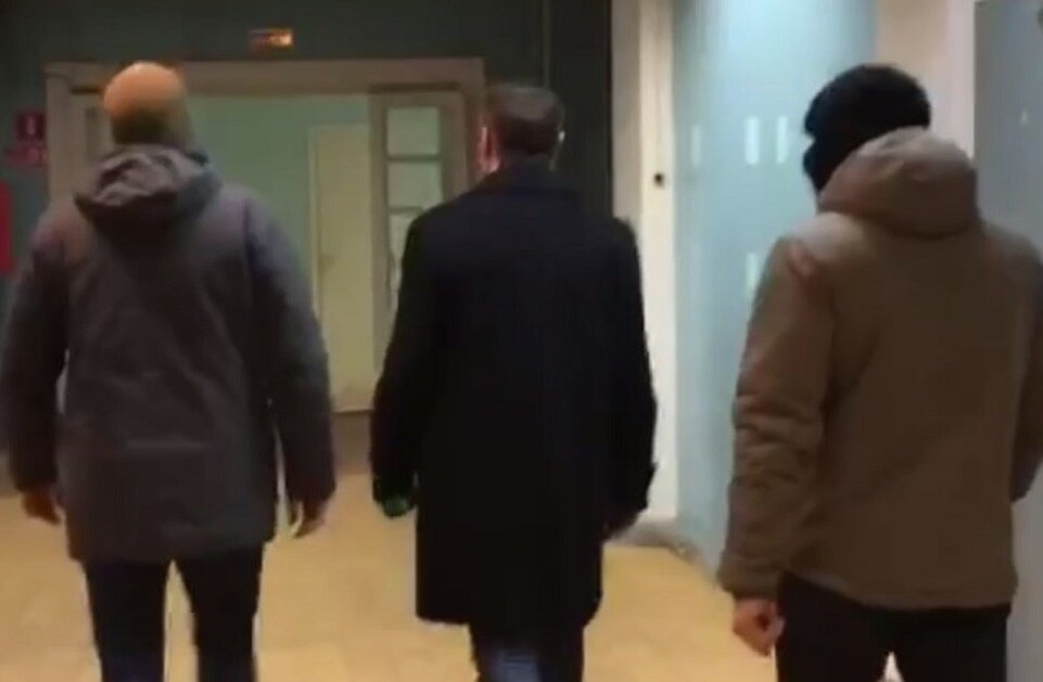     Чиновника задержали сотрудники Следственного комитета. Фото: Скриншот из видео