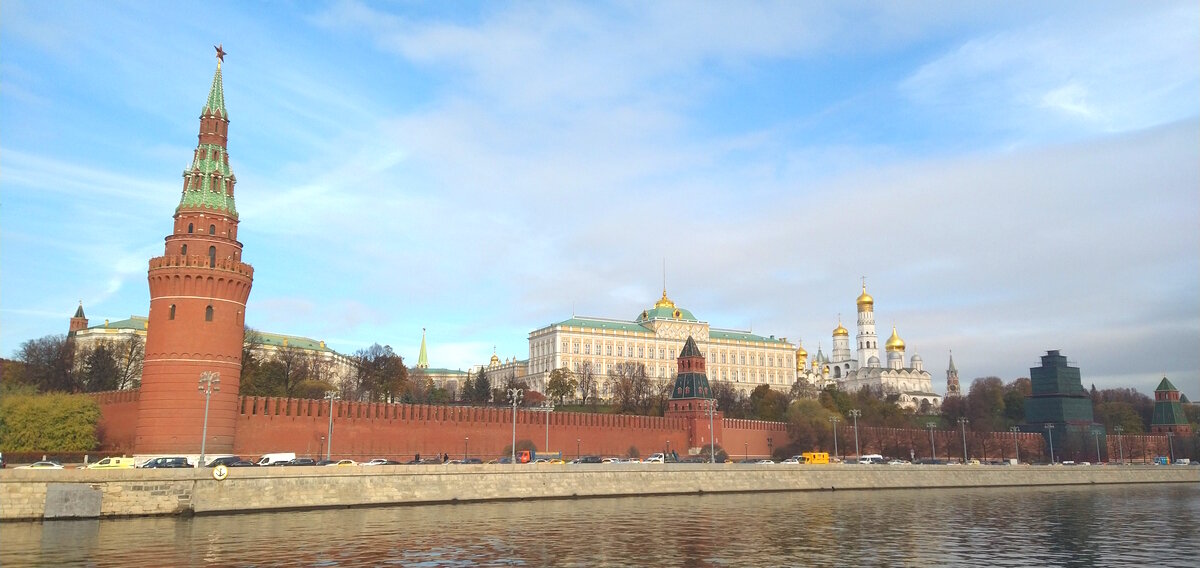 Вид на Кремль с Софийской набережной