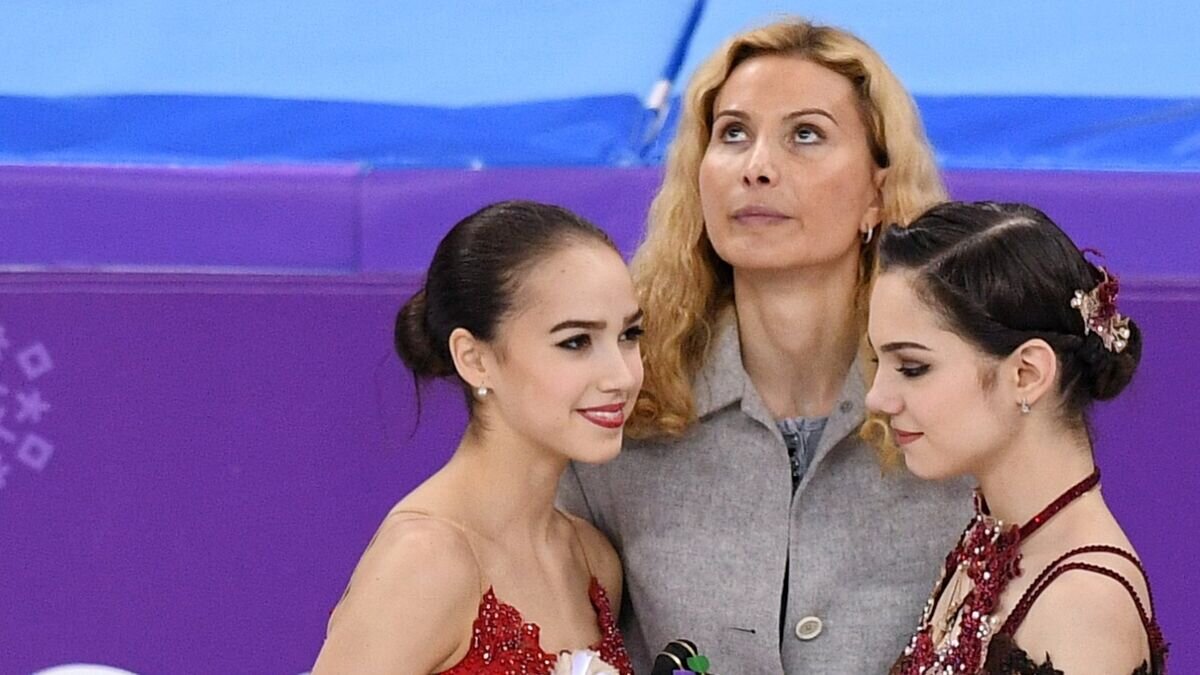    Алина Загитова и Евгения Медведева (справа) и Этери Тутберидзе© РИА Новости / Александр Вильф