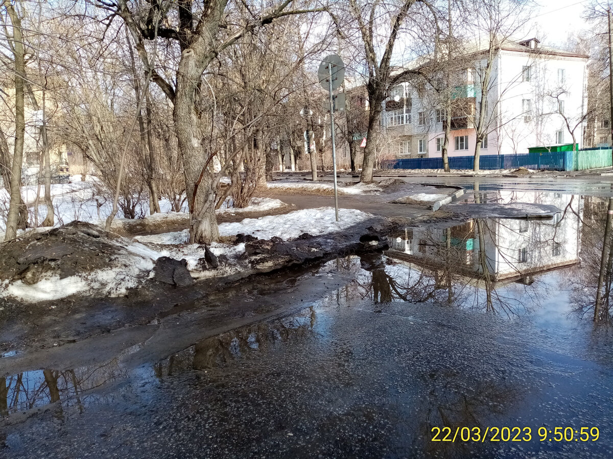 Всё в городе тает и течёт.