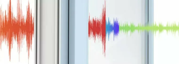 Звуковая волна физически распространяется  в воздушной среде обладая определенной энергией  раскачивает  препятствие  и через вибрацию препятствия появляется вторичная звуковая волна уже  внутри помещения. 