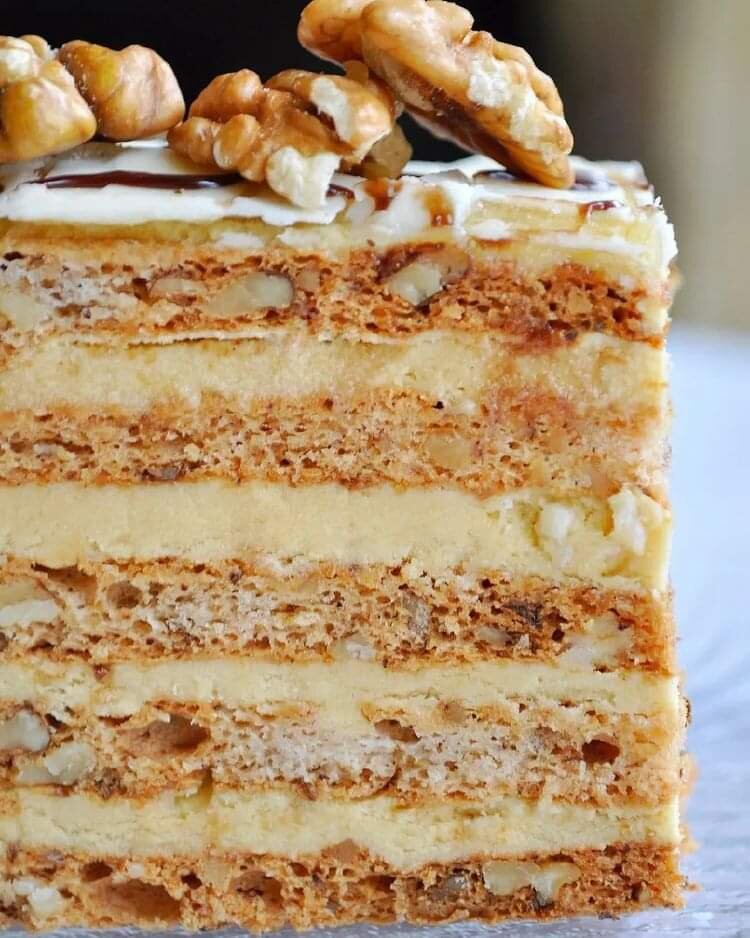 Рецепт торта "Эстерхази"

Ингредиенты:
200г белка
200г сахарной пудры (или сахара)
200г ореховой муки или молотого ореха ( миндальная мука)
15г крахмала (лучше кукурузного)
1. Взбиваем белки, постепенно увеличивая скоро и подсыпая пудру, в итоге должна получится устойчивая меренга
2. Просеиваем муку (или добавляем молотый орех) и крахмал в меренгу, аккуратно вымешиваем лопаткой
3. Отсаживаем бисквиты диаметром 18 см на силиконовый коврик или пергамент, посыпаем небольшим количеством сахарной пудры
4. Выпекаем при 170° 10-15мин до золотистости

Ореховый крем муслин:
200г сливок 33%
80г сахара
50г желтка
15г кукурузного крахмала
200г сливоч.масла 82,5%
100г ореховой пасты или пралине
По желанию можно добавить 15-20г коньяка или ликера
1. Нагреваем сливки до появления пара
2. Сахар, желток и крахмал смешиваем до однородности
3. Выливаем горячие сливки на желтковую смесь, перемешиваем, возвращаем смесь обратно в сотейник и ставим на плиту
4. Варим до загустения на огне выше среднего, постоянно помешивая венчиком
5. Как только крем загустел, переливаем его в другую мисочку
6. Добавляем ореховую пасту, перемешиваем
7. Охлаждаем крем до комнатной температуры, можно убрать в холодильник на 20-30мин
8. Размягченное сливочное масло взбиваем на низкой скорости, постепенно добавляя крем комнатной температуры
9. Собираем торт, прослаивая коржи кремом, выравниванием и убираем в холодильник для стабилизации
10. Сверху декорируем темным и белым шоколадом, можно посыпать миндальными лепестками. 

