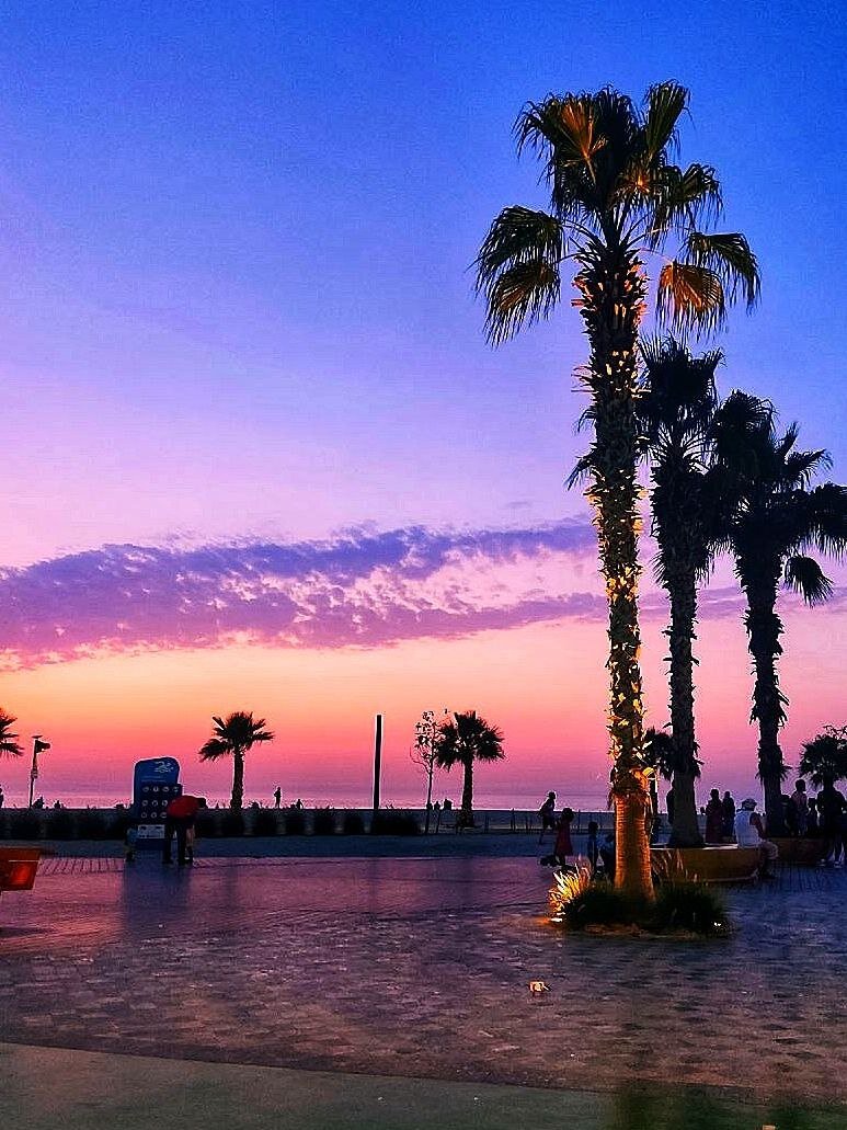 Закат на набережной Kite Beach