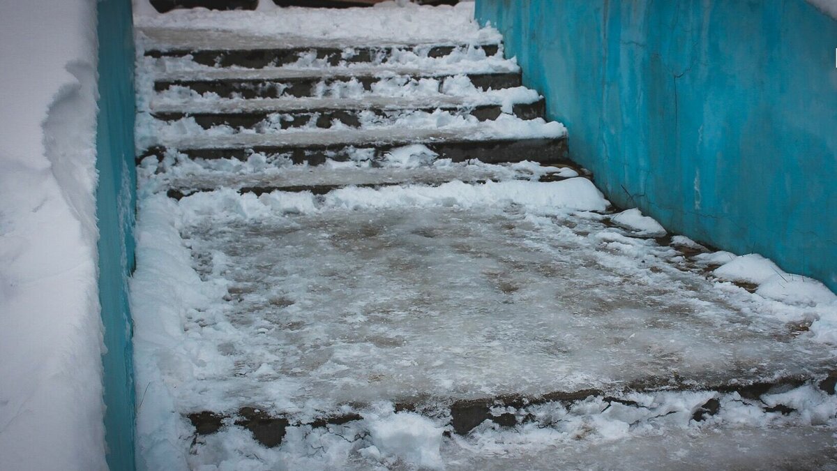     Бурятские спасатели советуют — если человек поскользнулся и потерял баланс, ему нужно присесть, чтобы снизить высоту падения.