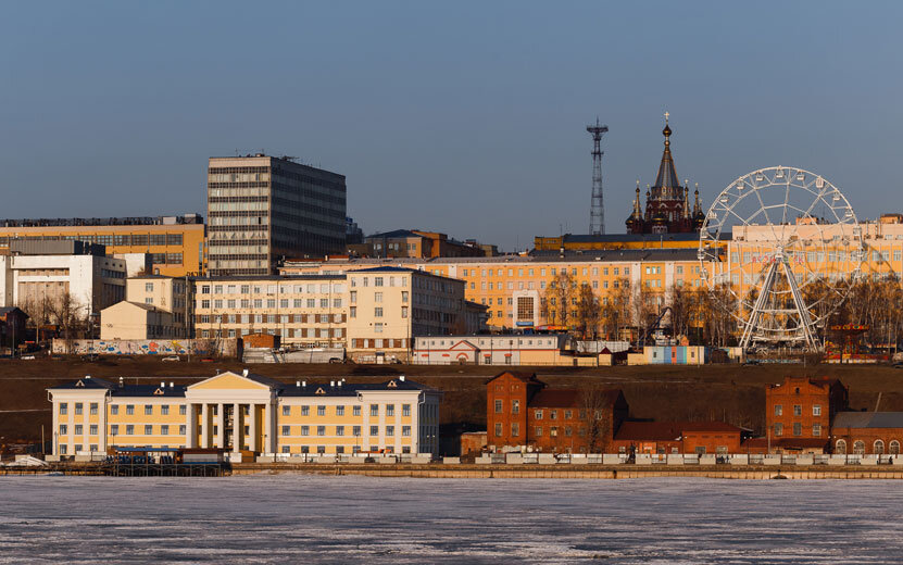    Новости Ижевска на утро 28 марта: полгода со дня трагедии в 88-ой школе, провал на федеральной трассе и светофоры с бело-лунной секцией