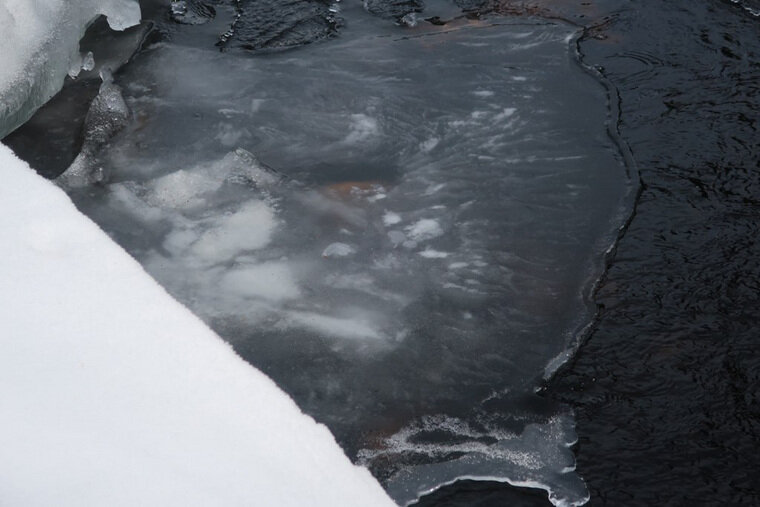    Во многих местах лед сошел или стал тонким