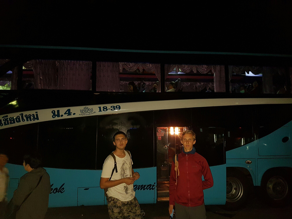 Пацаны едут на автобусе между городами, чего и вам советуют.