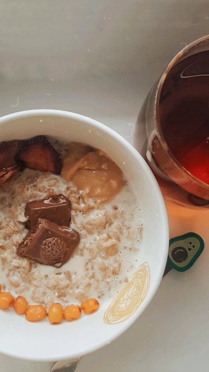 Выкладываем готовую кашу в тарелку, украшаем, как показано на фото выше, либо можно использовать то, что вы любите и завтракаем🥰приятного аппетита! 