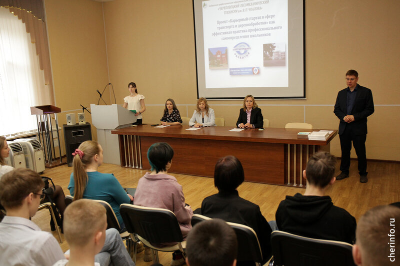    В течение года 25 учеников школы № 2 раз в неделю ходили на занятия в мастерские и лаборатории лесомеханического техникума