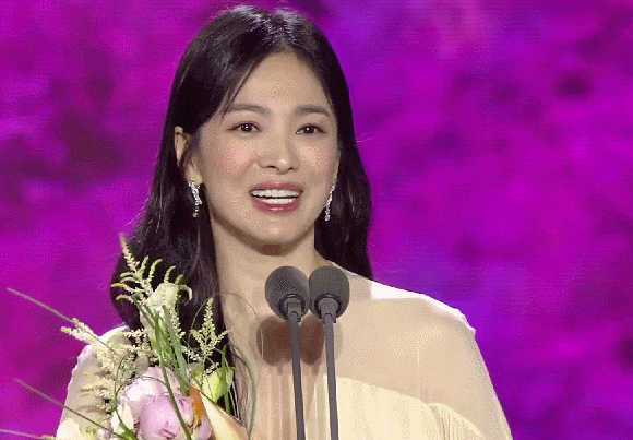 Произносит "камсамнида" и уходит. И это, пожалуй, все, что я поняла из ее речи.