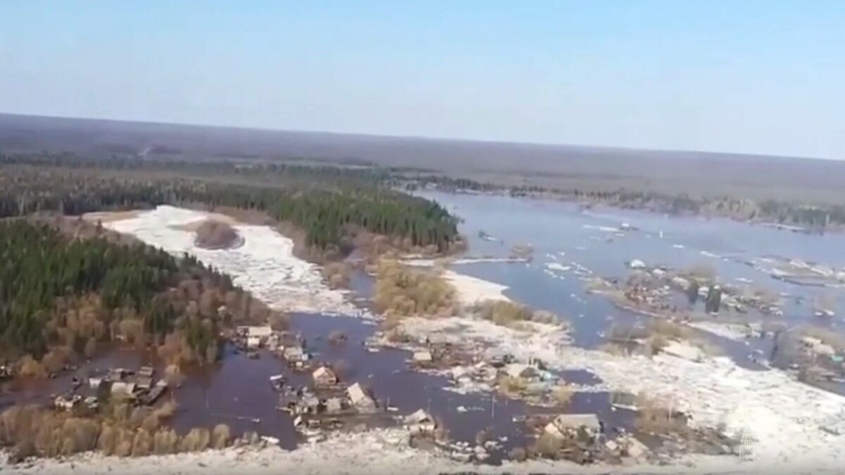     Из-за наводнений в Катангском районе Иркутской области погибла жительница села Преображенка, упавшая в воду с лестницы. В соседней деревне Калинина при наводнении утонули 20 лошадей.