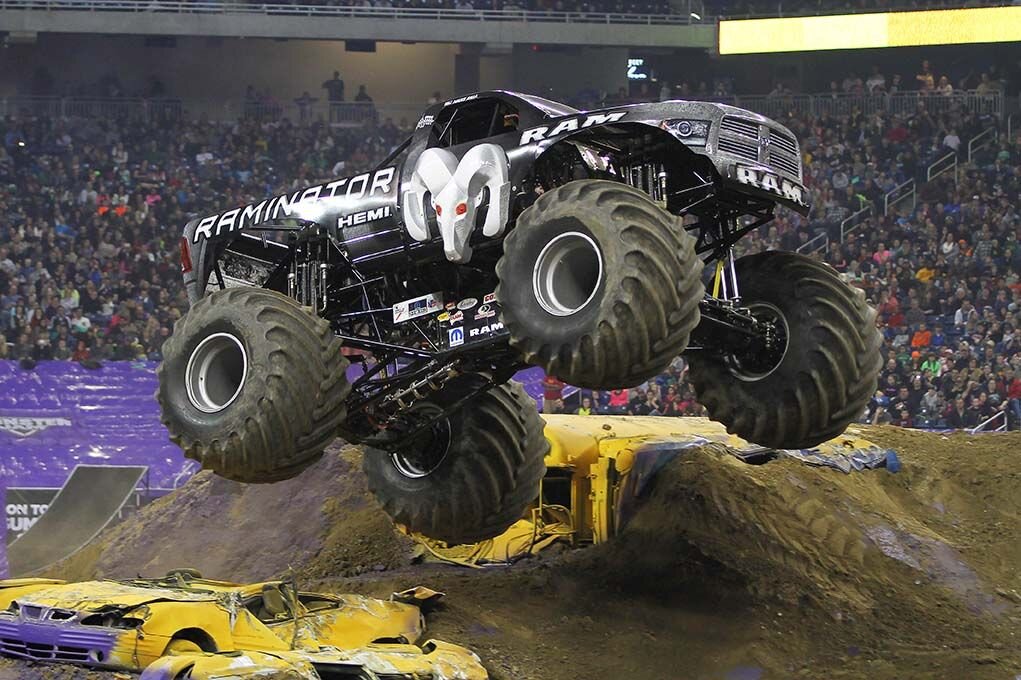 Monster Track Monster Jam - это захватывающие мероприятия, которые продолжают привлекать внимание любителей автомобильного спорта по всему миру.