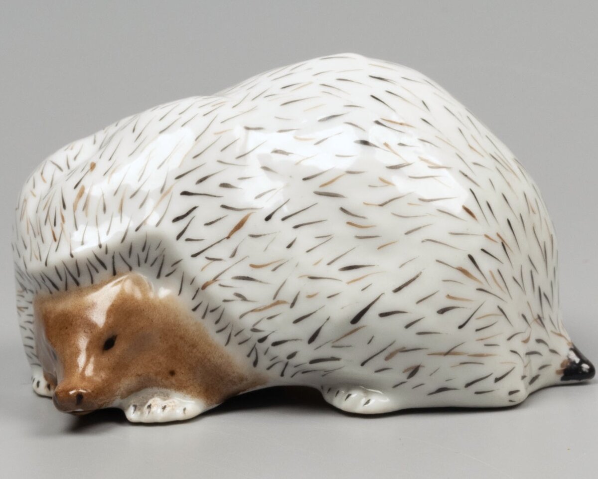 Скульптура "Еж". Автор Б.Я. Воробьев. ЛФЗ 1930-40-е гг. Фарфор, надглазурная роспись. Редкость! Размер 10х6 см. Марка затерта. Без видимых изъянов. Продано за 70 тысяч рублей. https://ru.bidspirit.com