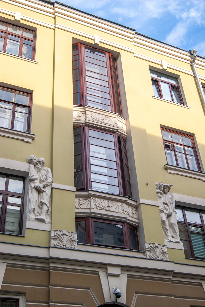 Дом с писателями в Плотниковом переулке.