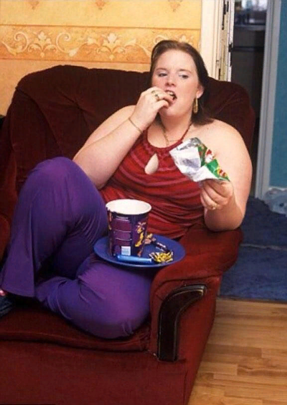 Толстые и неухоженные женщины. Толстые женщины на диване. Толстая неопрятная женщина. Ленивая толстуха. Снять толстую