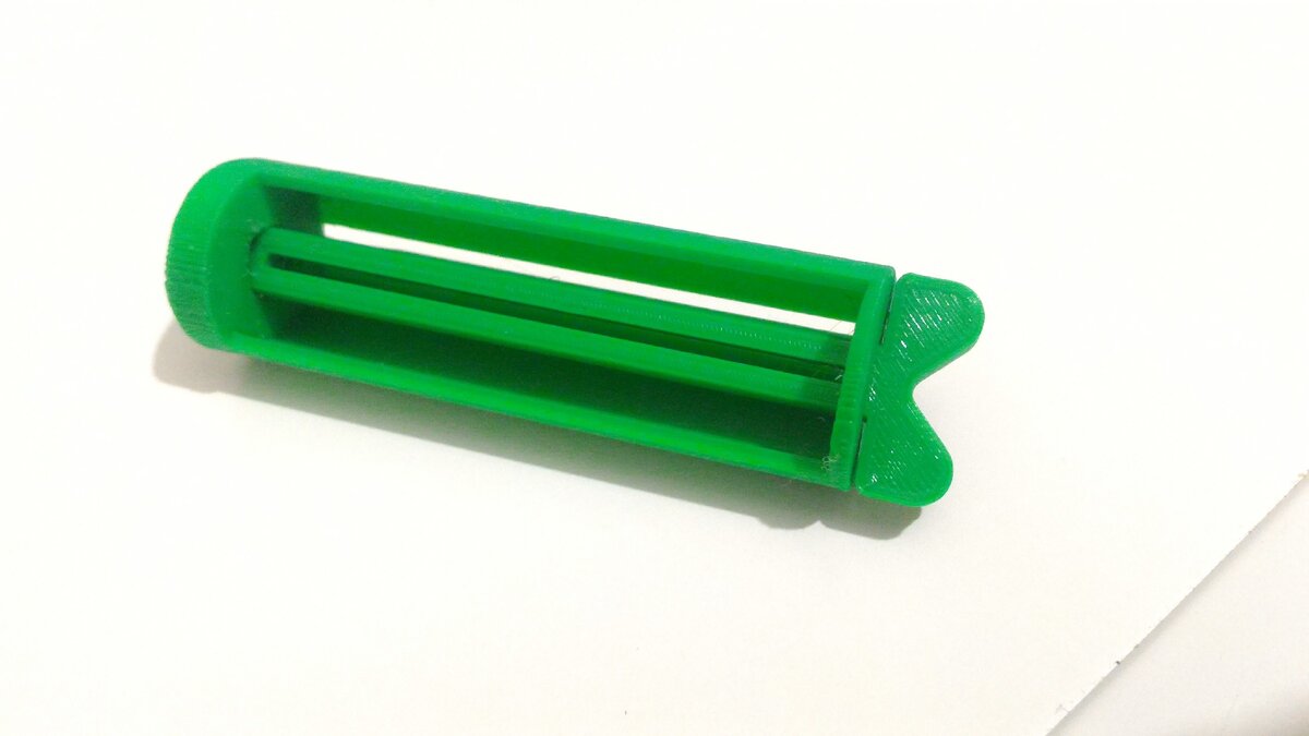 Приспособление для выдавливания из тюбика всего содержимого.