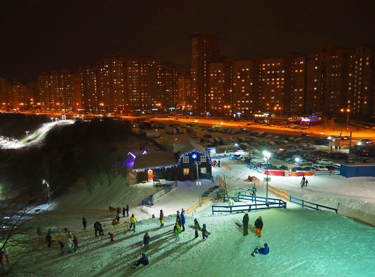 Горки для спуска на ватрушках, лыжах и сноубордах. 

