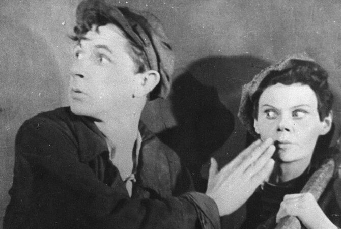 Евгений Лебедев (слева) в роли Сергея Тюленина (постановка "Молодая гвардия). 1947 год. Тбилисский ТЮЗ. Источник: kino-teatr.ru