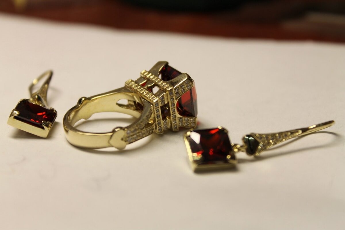 Золотой комплект украшений с камнями