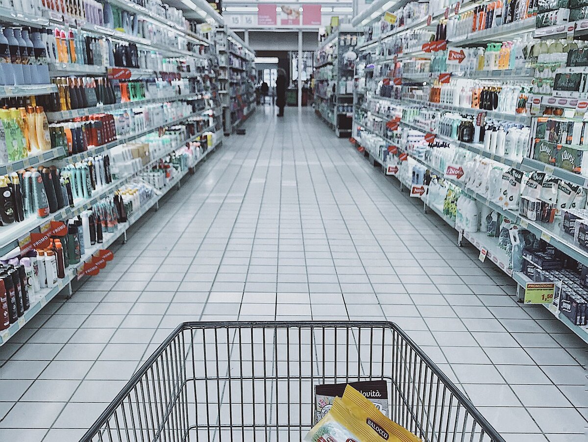 Полки с продукцией в супермаркете. Источник: pexels.com