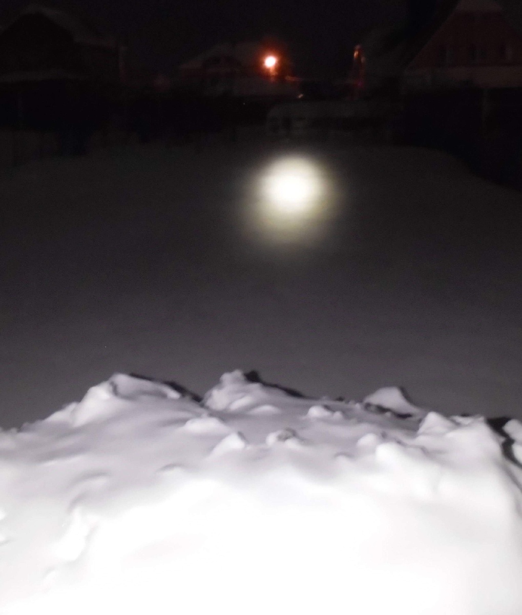 Центральный излучатель фонаря бьёт световым пятном на большую дальность