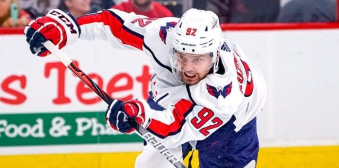 Российский нападающий «Вашингтон Кэпиталз» Евгений Кузнецов после тренировки столичного клуба рассказал, как переболел коронавирусом. 
— Как вы перенесли ковид?

— Это невеселая штука. Нелегкие дни. Теперь я понимаю людей с симптомами. Это были тяжелые дни. Теперь я чувствую себя хорошо. С сердцем всё в порядке. Всё нормально, и я могу тренироваться в полную силу.

— Что самое тяжелое, когда ты сидишь две недели на карантине?

— Оставаться наедине с собой, без возможности с кем-то поговорить лично. Я очень общительный, мне надо видеть людей, говорить с людьми, жить рядом с людьми. Вот это был самый большой вызов — остаться без всего этого.

— Вас испугал коронавирус?

— Нет. Я из России. Нас вообще трудно чем-то испугать.

Напомним, 21 января стало известно, что Кузнецов вместе с Александром Овечкиным, Ильей Самсоновым и Дмитрием Орловым включен в список игроков, недоступных из-за протокола по коронавирусу. Сообщалось, что игроки нарушили правила антиковидного регламента, находясь в одном номере отеля без масок.

Россияне отправились на карантин и пропустили четыре матча регулярного чемпионата НХЛ.