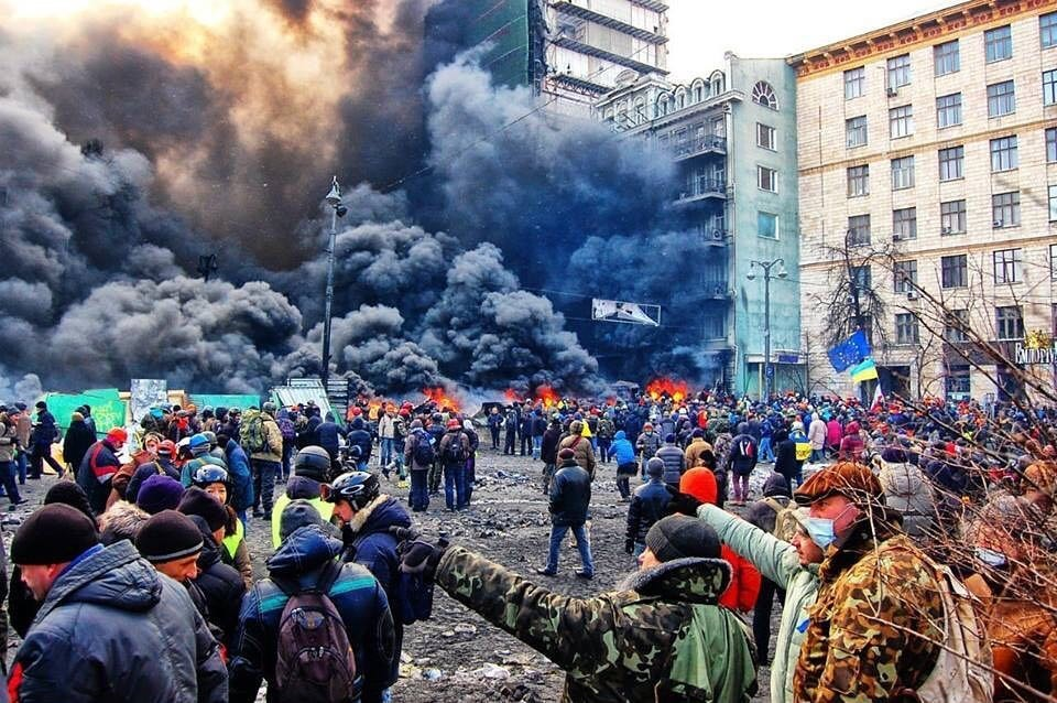 В Российской Федерации сложились в основе своей два противоборствующих лагеря - так называемые патриоты (что такое буржуазный патриотизм можно ознакомится здесь) и либералы (с примкнувшими левоватыми-2