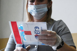 Федеральная служба по надзору в сфере образования и науки опубликовала обновленные проекты расписания госэкзаменов для выпускников 9 и 11 классов в 2021 году.Первый проект  предусматривает в 2021 году два периода сдачи ЕГЭ: основного (с 31 мая по 2 июля) и дополнительного (с 12 по 17 июля).В Рособрнадзоре заявили об отсутствии альтернатив ЕГЭОсновной период ЕГЭ начнется 31 мая с экзаменов по географии, литературе и химии. Самый массовый ЕГЭ по русскому языку пройдет в два дня: 3 и 4 июня. Проведение ЕГЭ по профильной математике запланировано на 7 июня, по истории и физике - на 11 июня, по обществознанию - 15 июня, по биологии и письменной части ЕГЭ по иностранным языкам - на 18 июня. Устная часть ЕГЭ по иностранным языкам (раздел "Говорение") пройдет в два дня: 21 и 22 июня. Проведение ЕГЭ по информатике и ИКТ, который в 2021 году участники экзамена впервые будут сдавать на компьютерах, также разделено на два дня: 24 и 25 июня. 28, 29 июня и 2 июля в расписании предусмотрены резервные дни для сдачи ЕГЭ.В дополнительный период ЕГЭ экзамены пройдут 12, 13 и 14 июля, а также в резервный день - 17 июля.Государственный выпускной экзамен (ГВЭ-11), который в 2021 году будут сдавать выпускники, не планирующие поступать в вузы, пройдет по двум обязательным предметам: 25 мая - по русскому языку и 28 мая - по математике, а также в резервные дни: 8 июня - по русскому языку и 10 июня - по математике. Два дополнительных периода для ГВЭ-11 - 13 июля и 17 июля и 3-17 сентября.Второй проект  расписания - для девятиклассников. Здесь тоже два периода проведения экзаменов: основной (24 мая - 2 июля) и дополнительный (3-17 сентября). Основной государственный экзамен в 2021 году пройдет только по двум обязательным предметам, русскому языку и математике. ОГЭ по предметам по выбору для девятиклассников в 2021 году проводиться не будет.