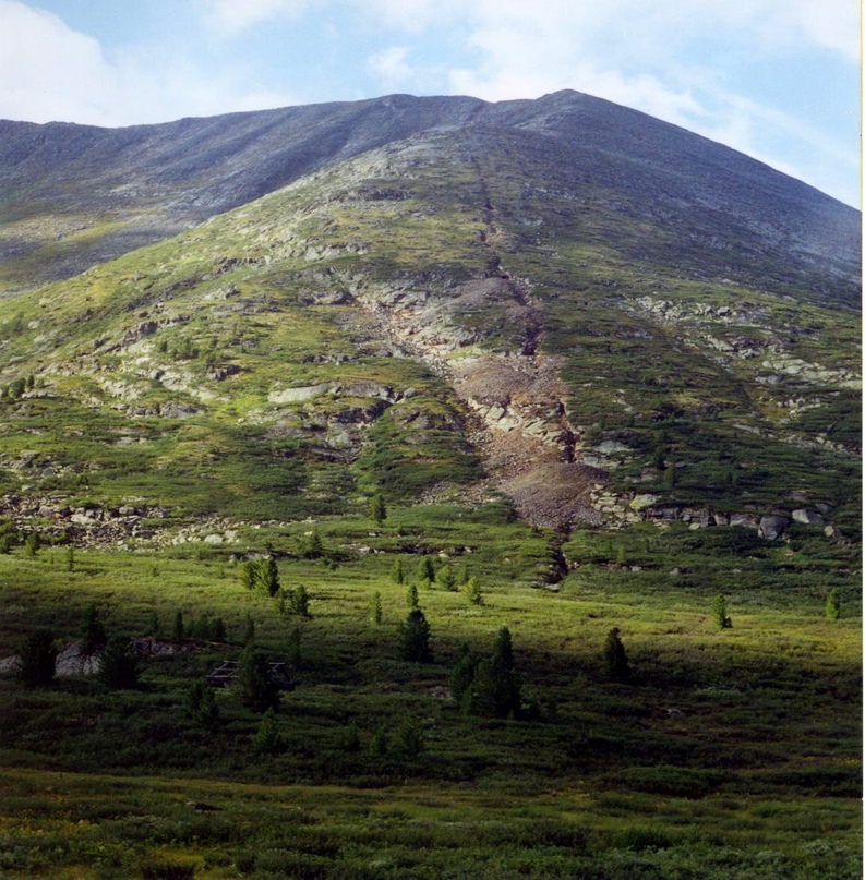 Гора Молибден Первый рудный участок. Рудная жила в гранитах вскрытая траншеей. Добыча руды поверхностная и подземная. Были установлены компрессоры и канатная дорога для транспортировки руды из штольни. Месторождение вольфрама отработано полностью.