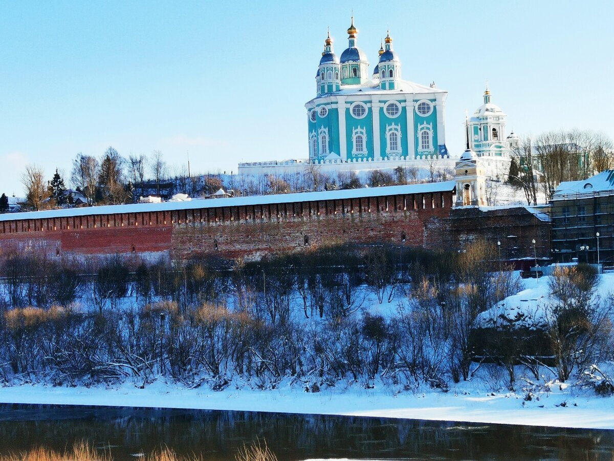 вид на бывшую Армянскую набережную, где в прежние времена селились иностранные купцы, которые знали русский язык. 