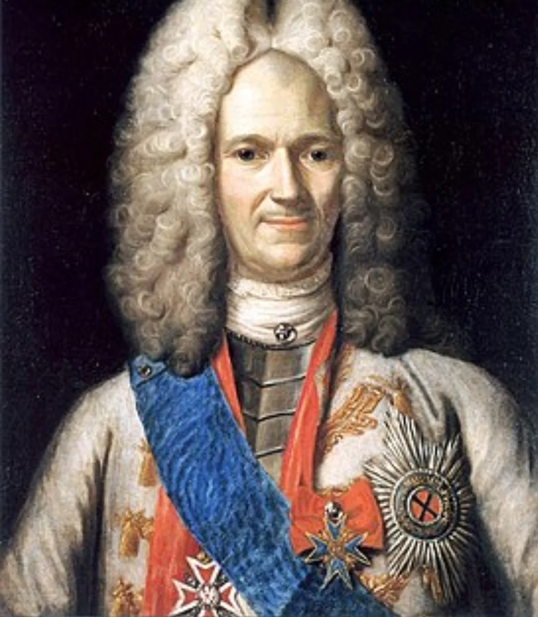 Меншиков А.Д. выдвинулся при Петре Первом, занимал важное место в политике при нём и после его смерти.