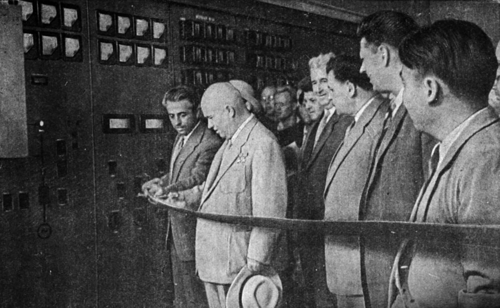 Торжественное открытие Волжской ГЭС. Товарищ Н.С. Хрущев разрезает ленту.