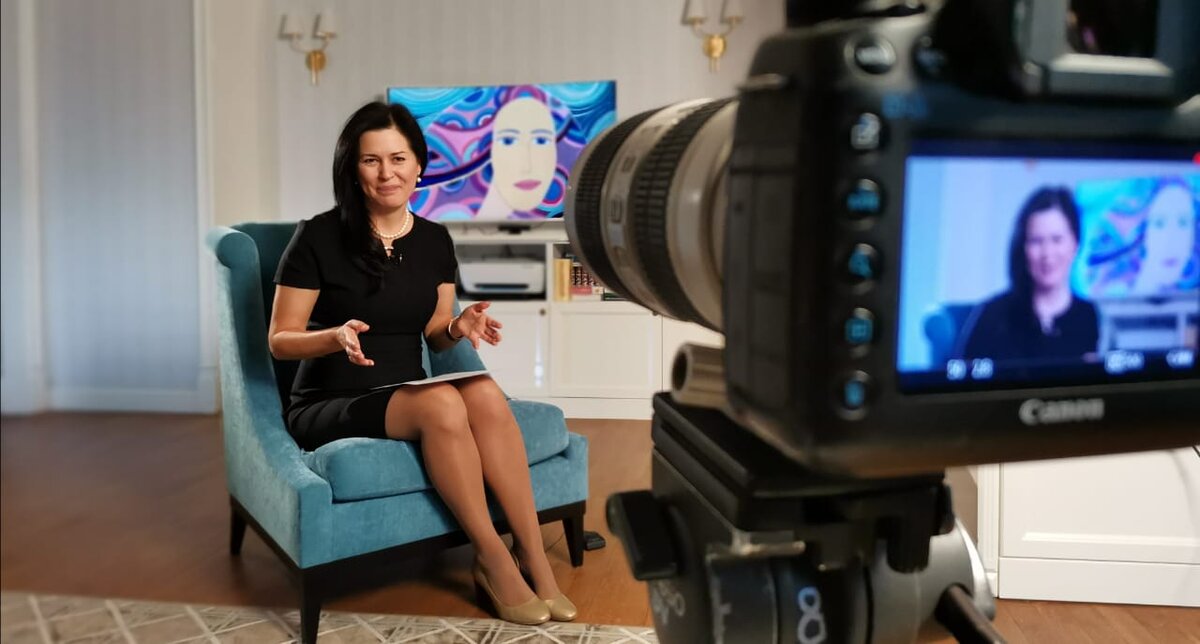 На съемках для Ютуб-канала ТРЕНИНГИ В ТРЕНИКАХ                                                                                    ОБ АВТОРЕ: Меня зовут Алина Ермолаева. Уже больше 20 лет я работаю в штате различных корпораций. Из них 15 лет бизнес-тренером, руководителем программ обучения и развития. По образованию – клинический психолог (МГУ), кандидат психологических наук. Тема диссертации - психология внешности)