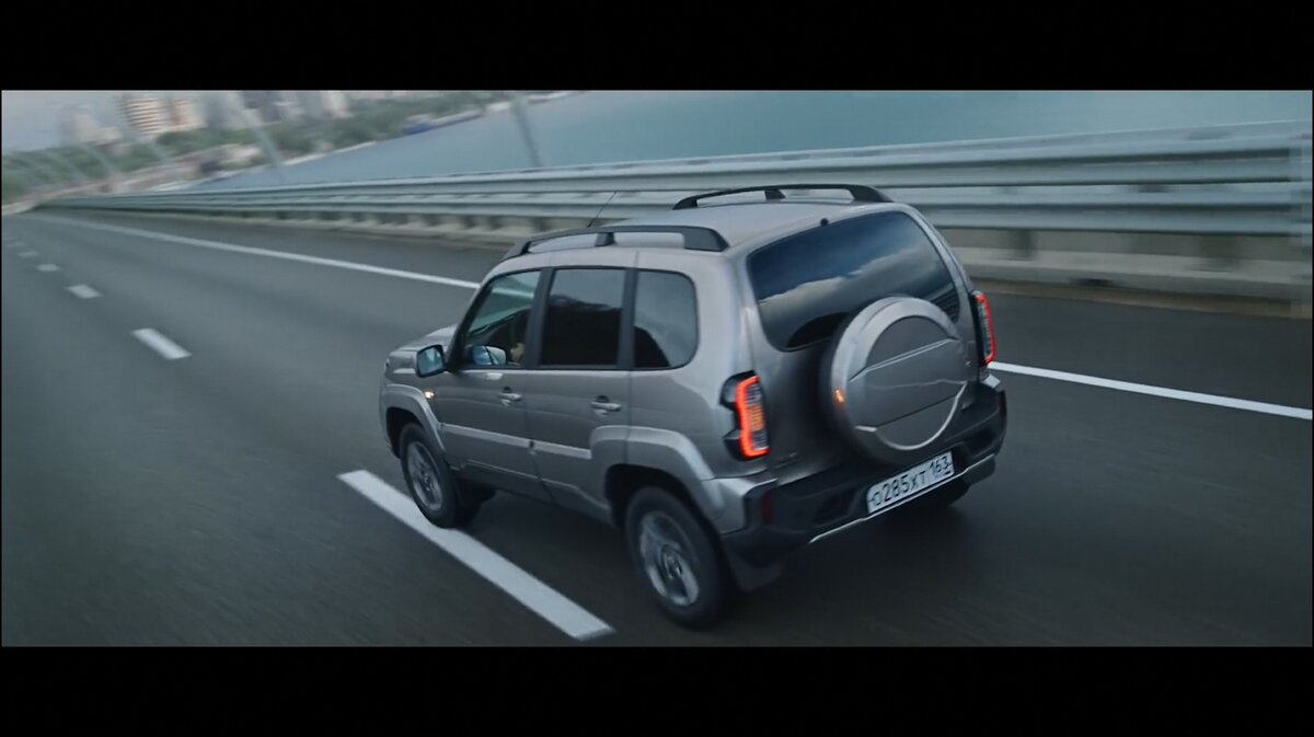 Перестроение без поворотников, на пустой дороге и со свободным правым рядом