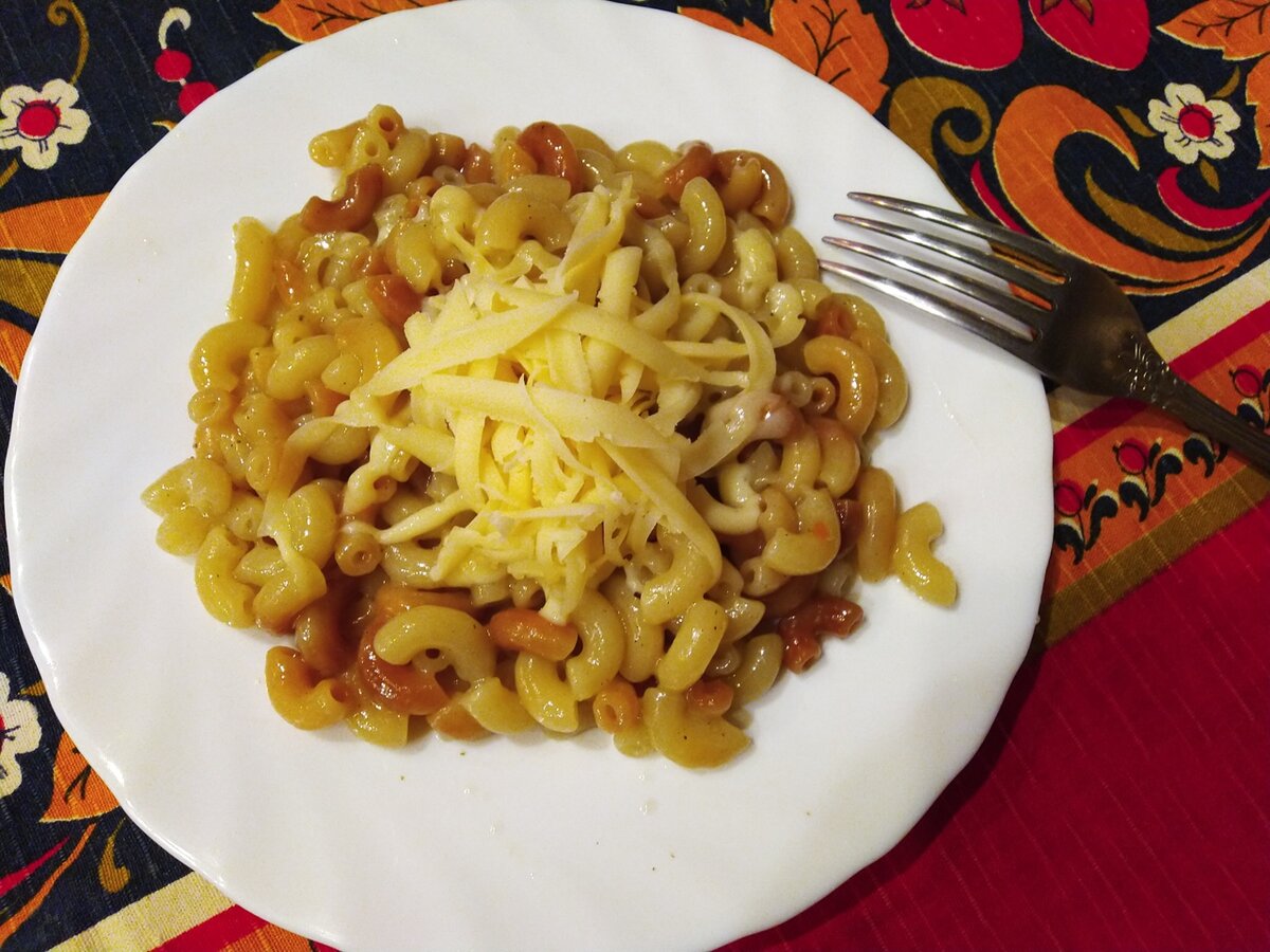Готовый результат! Макароны, жареные под сыром. Сыр, кстати, через минуту расплавился, и стал тягучим. Фото автора.
