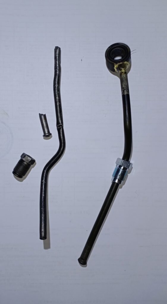 Слева старая сломанная, справа новая изготовленная.