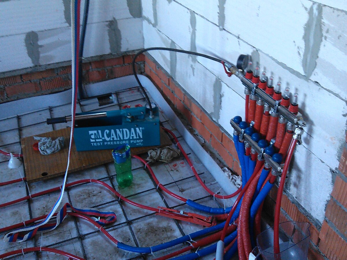 Теплый пол проектировал и монтировал самостоятельно.  Подключение к коллектору. Все места выхода труб к коллектору  поместил в изоляцию. @ Горбунов Сергей