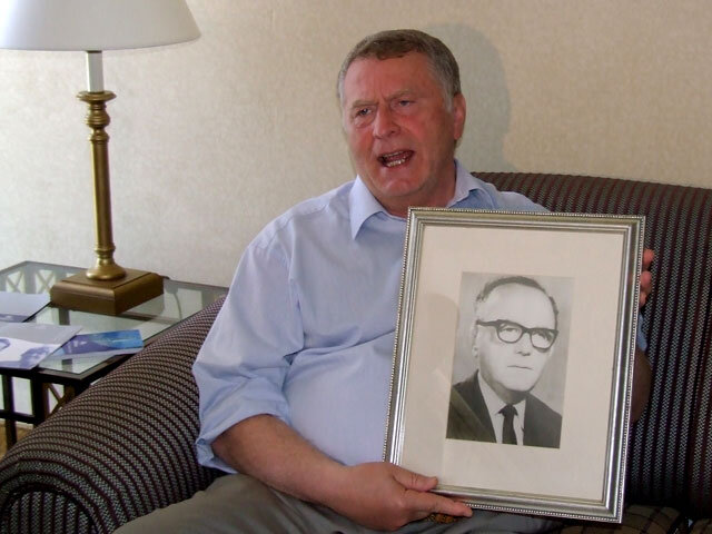 Жириновский Владимир Вольфович с фотографией отца.