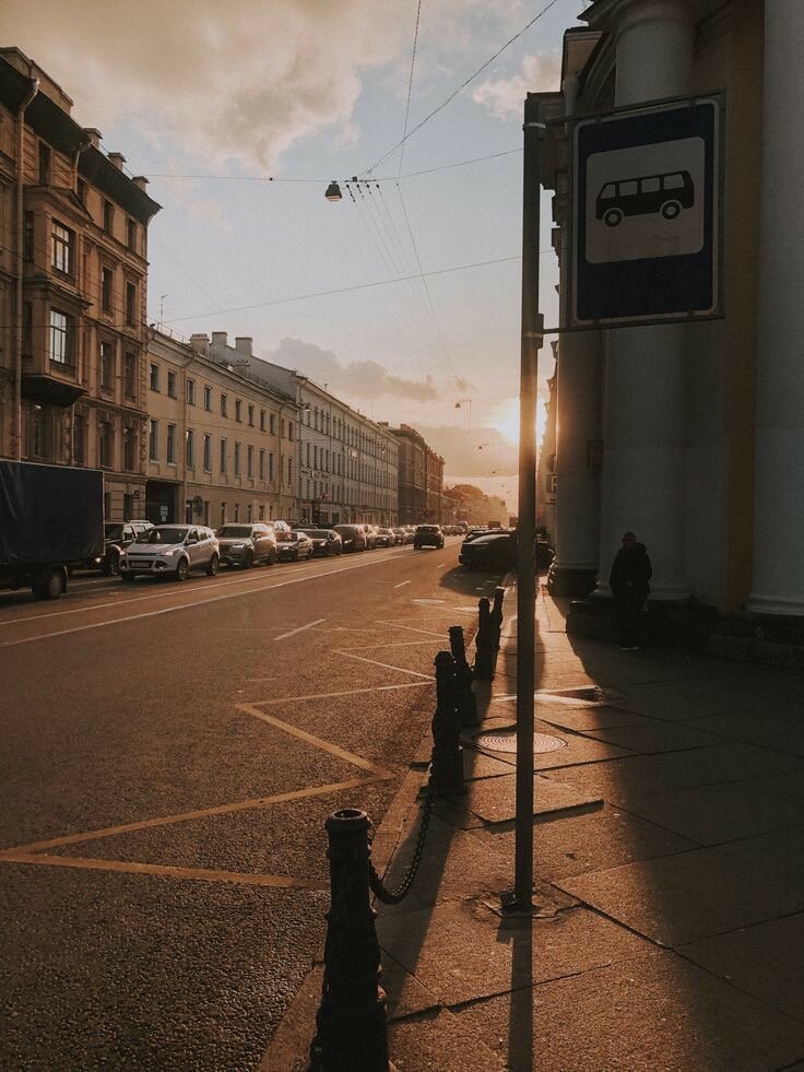 Давай из Пензы в Питер и обратно?
Вот так спонтанно вещи соберём 
Закроем дверь так тихо,аккуратно
Побудем наконец то мы вдвоём

Посмотрим на культурную столицу
На звезды в старом сквере у пруда
Давай хоть раз мы перейдём границу
Нас будет двое,только ты и я

Давай из Пензы в Питер и обратно?
Забудем про работу,про дела
Пусть думают что мы не адекватны
Пусть думают,но..жизнь у нас одна