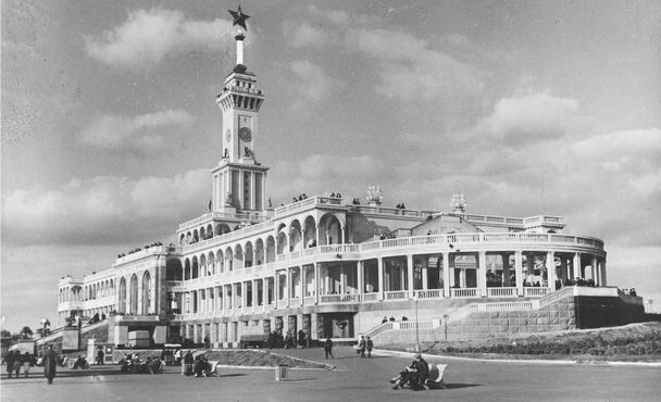 Площадь перед Севреным речным воузалом в советское время