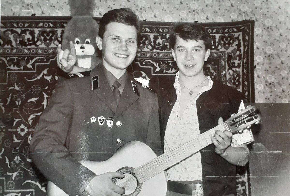 Парни с гитарой, начало 90-х. Фото: автора.