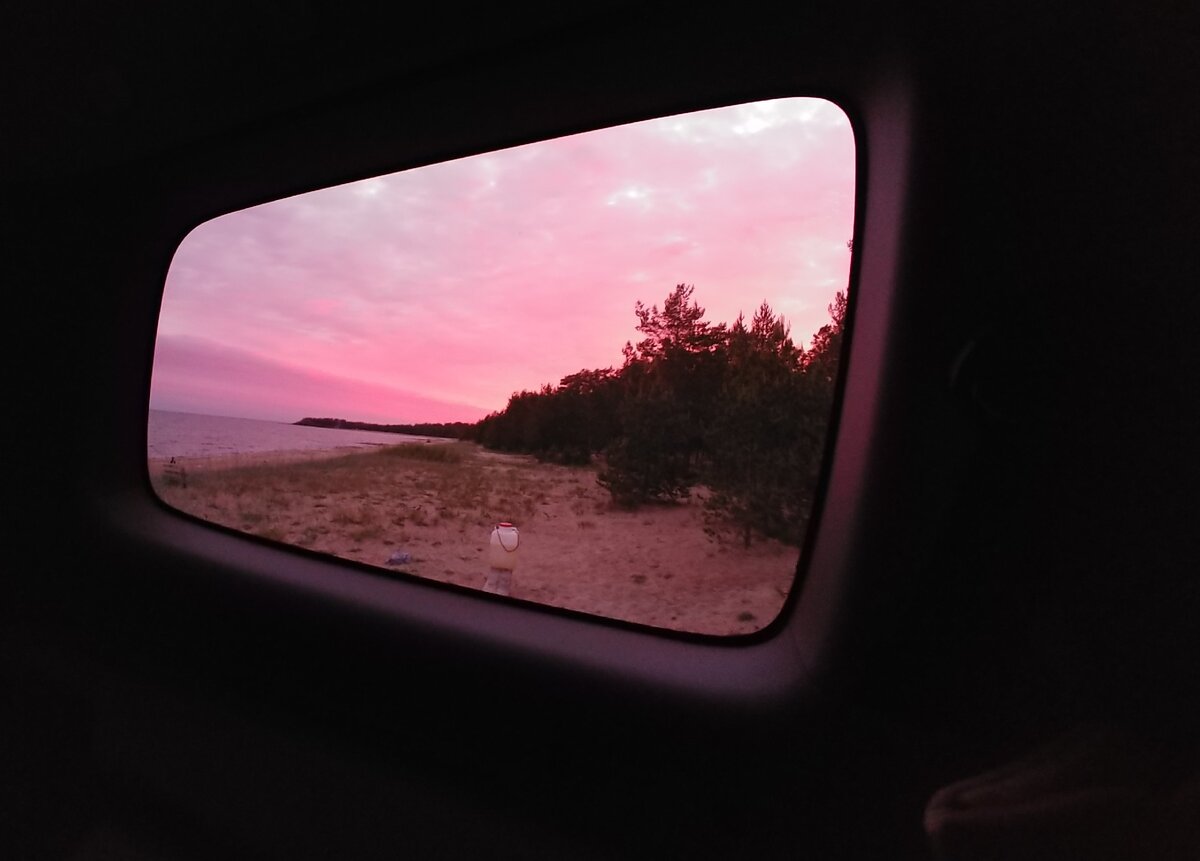 Вид из окна машины. Марсианское небо в белые ночи