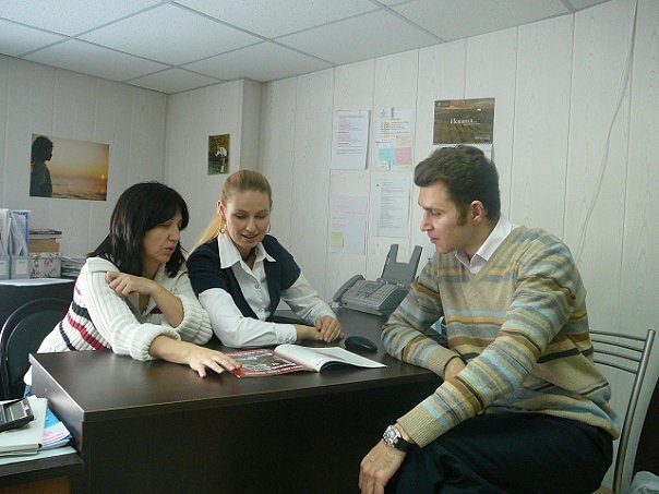 Разрабатываем предложение покупателям оливкового масла, от которого они не смогут отказаться. Изучаем в офисе публицистику про оливковое масло и продукты специалитеты. Работники ООО Оливагифт. Фото принадлежит компании. 