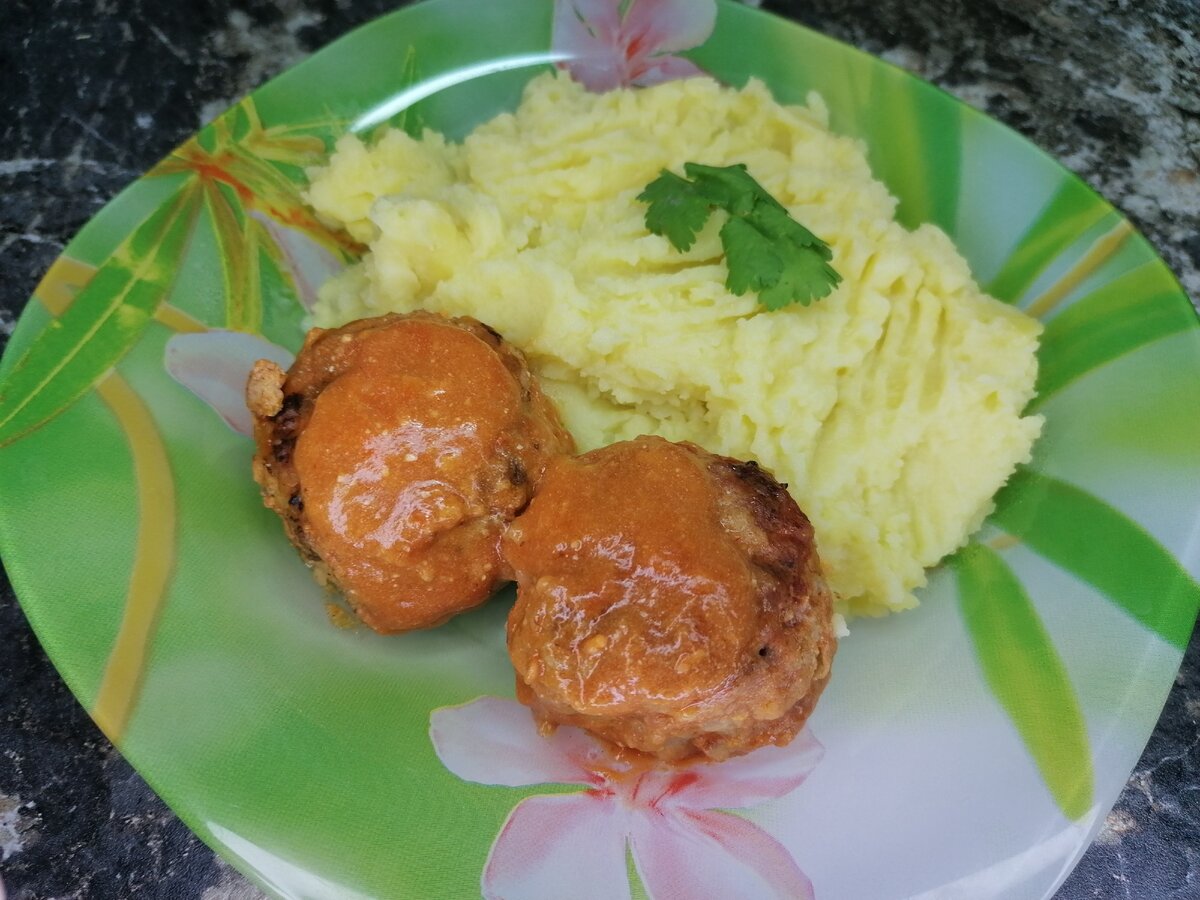 ёжики в детском саду из фарша с рисом. тефтели с рисом в садике. ежики с рисом. ежики с подливкой как в детском саду. тефтели с рисом в томатном соусе в кастрюле.