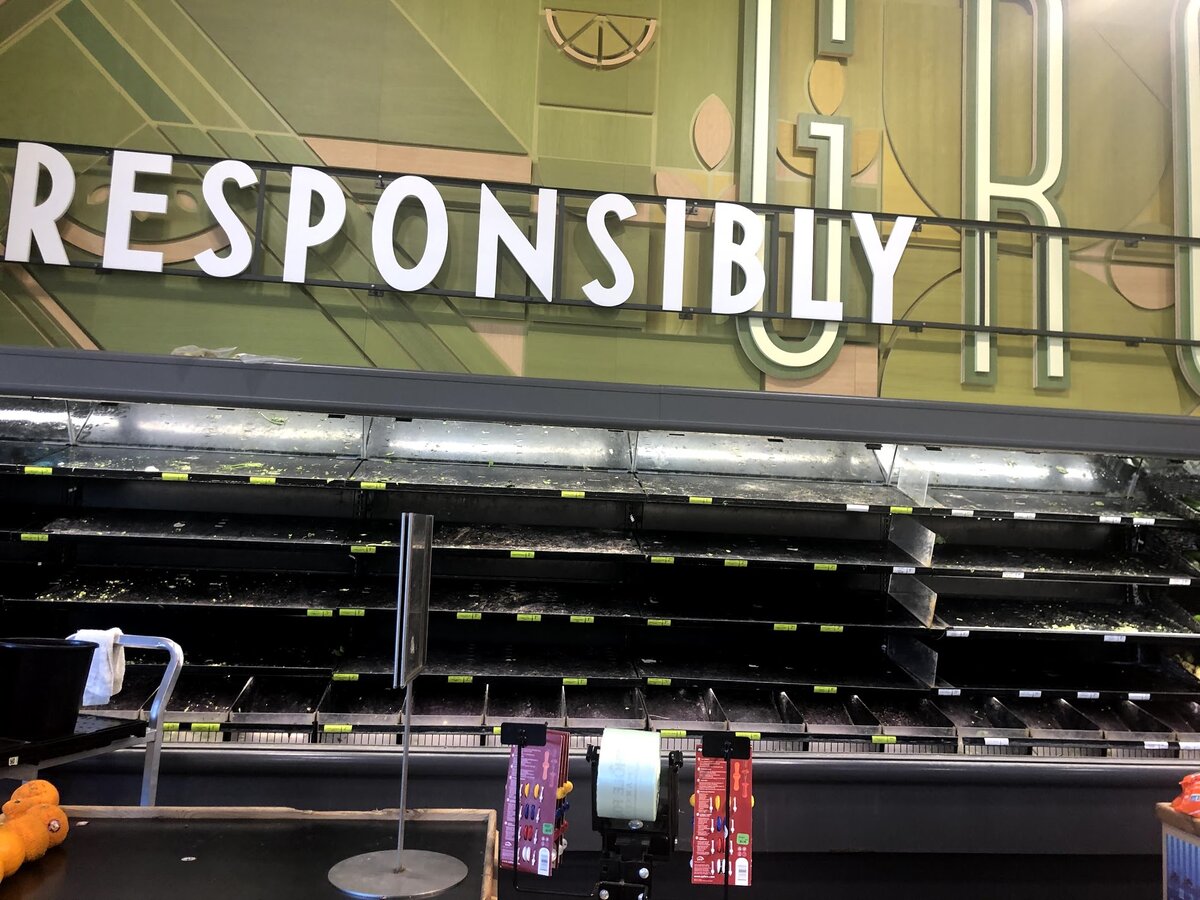 Пустые полки, которые обычно ломятся от свежих овощей