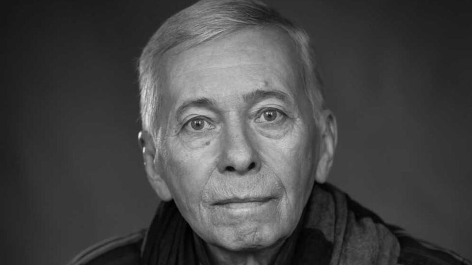 Была надежда у нас, что он поправится, и все будет хорошо. Но вчера вечером нам сообщили, и как-то даже упали мы все духом, что и не знаем, как сегодня вечером в спектакле работать. Он болел долгое время, мы собирали даже в театре помощь для него", - рассказал он. 
По словам Якушева, Жданов всегда интересовался работой молодых актеров, говорил, что за ними - будущее театра. В последнее время актер не выходил на сцену.

В январе этого года Александр Жданов отметил 70-летие, в марте театр готовился к творческому юбилею артиста - он 45 лет служил "На Литейном". За плечами у Жданова - более 40 спектаклей. Также он снимался в кино, среди известных картин с его участием - "Улицы разбитых фонарей - 3", "Прошлогодняя кадриль", "Старшина", "Емельян Пугачев" и другие.

О времени и месте прощания с актером станет известно позднее.